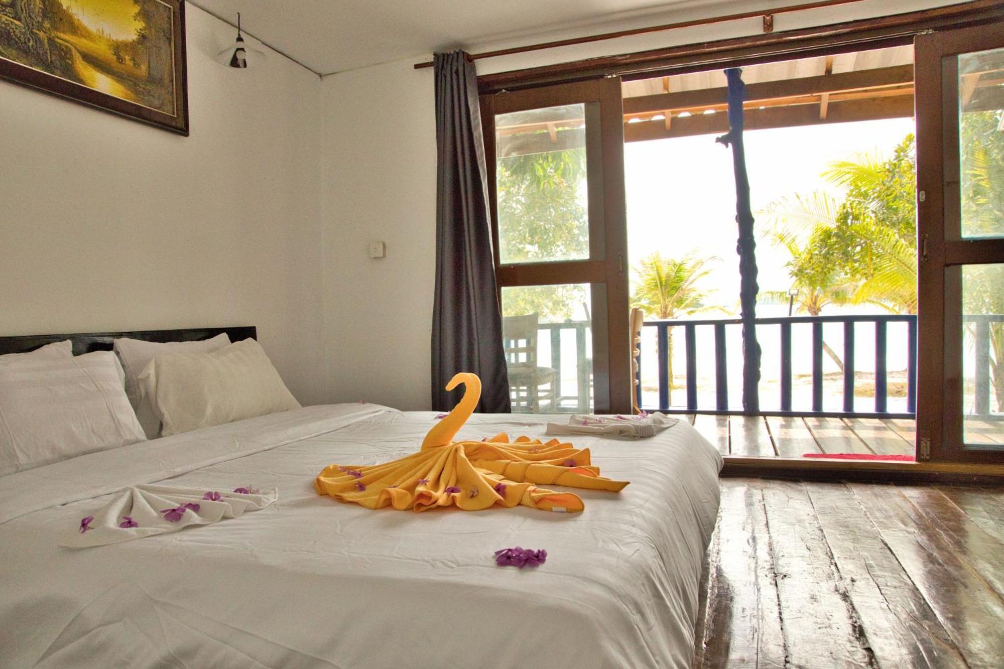 Koh Rong Beach Hostel And Bungalows Kaoh Touch Exteriör bild